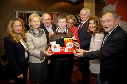 Vorschau Bild von McStart wird 10! Es gratulierten (v.l.n.r.): Marion Maurer (Director Human Resources McDonald's Österreich), Brigitte Jank (Präsidentin der Wirtschaftskammer Wien), Martin Spörker (Franchisenehmer McDonald's Österreich), Daniel Greis (Mitarbeiter McDonald's Österreich), Sabine Knopf (Bundessozialamt), Rudolf Hundstorfer (Bundesminister für Arbeit, Soziales und Konsumentenschutz), Ella Rosenberger (Volkshilfe JOBFABRIK), Walter Kiss (Geschäftsführer Volkshilfe Wien).