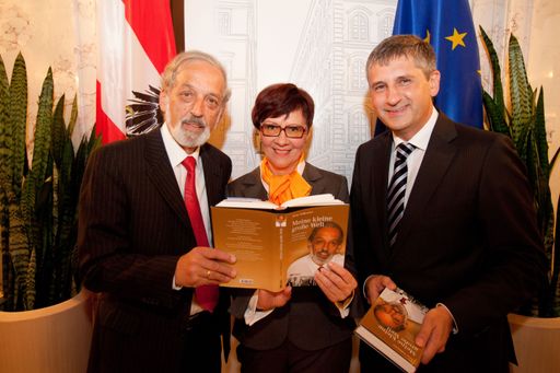 http://www.apa-fotoservice.at/galerie/2392
Im Bild v.l.n.r.: Prof. Heinz Nußbaumer, Autor "Meine kleine große Welt", Mag. Gerda Schaffelhofer, Verlegerin Styriabooks und
Dr. Michael Spindelegger, Vizekanzler und Bundesminister für europäische und internationale Angelegenheiten