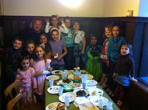  Dani und Dori mit den Kindern des Freunde Schützen Hauses und Unterstützer Gregor Seberg