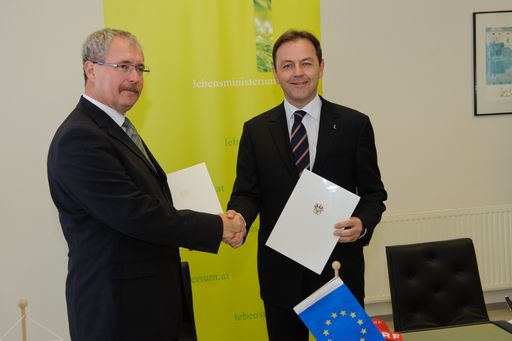 http://www.apa-fotoservice.at/2398
Umweltminister Niki Berlakovich und sein ungarischer Amtskollege Sándor Fazekas haben heute ein Memorandumunterzeichnet, mit dem sich beide Seiten verpflichten, die Vorgaben der EU-Wasserrahmenrichtlinie an der Raab - aber auch an allen anderen Grenzgewässer - nachhaltig einzuhalten.