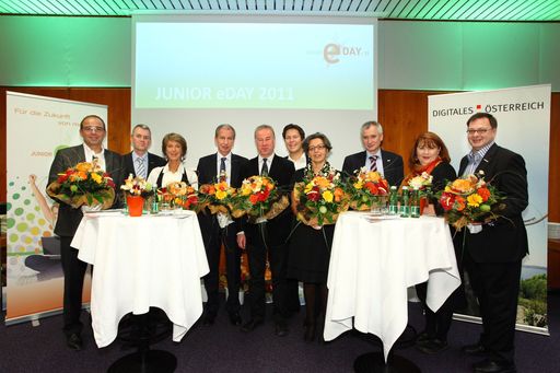 http://www.apa-fotoservice.at/galerie/2403
Im Bild vlnr.: Peter Hermann (Manager Public Sector,
Microsoft Österreich), Dr. Herwig Höllinger (Generalsekretär-Stv.,
Wirtschaftskammer Österreich), Barbara Rett (Moderatorin), Günter
Popek (Leiter öffentlicher Bereich, IBM), MinR Dr. DI Robert Kristöfl
(Leiter Abteilung Informationstechnologie, Bundesministerium für
Unterricht, Kunst und Kultur), Markus Roth (Bundesvorsitzenderder
Jungen Wirtschaft, GF creative BITS), Sektionschefin Dr. Elisabeth
Freismuth (Bundesministerium für Wissenschaft und Forschung), DI Anton Plimon (Geschäftsführer des Austrian Institute of Technology), Regina Hönigsberger (Initiatorin Junior eDay), Christian Rupp (Sprecher der Plattform Digitales Österreich, Bundeskanzleramt)