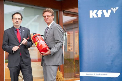 http://www.apa-fotoservice.at/galerie/2397/
Im Bild v.l.n.r. Dr. Armin Kaltenegger (KFV (Kuratorium für Verkehrssicherheit) Bereichsleiter Normen & Recht) und Dr. Arthur Eisenbeiss (Sprecher der österreichischen Brandverhütungsstellen und Geschäftsführer der Brandverhütungsstelle OÖ)