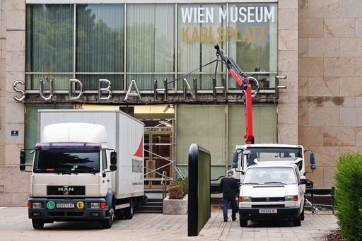 Der Südbahnhof ist ab sofort am Karlsplatz: Als Vorbote zur Ausstellung "Absolut Wien. Ankäufe und Schenkungen seit 2000" wurde heute der stadtbekannte Schriftzug des abgerissenen Südbahnhofs am Wien Museum Karlsplatz montiert.