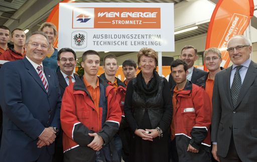 http://www.apa-fotoservice.at/galerie/2402/
Im Bild: Gabriele Domschitz (Vorstandsdirektorin Wiener Stadtwerke, Renate Angerer (Bezirksvorsteherin), Peter Weinelt (Gf Wien Energie Sromnetz)