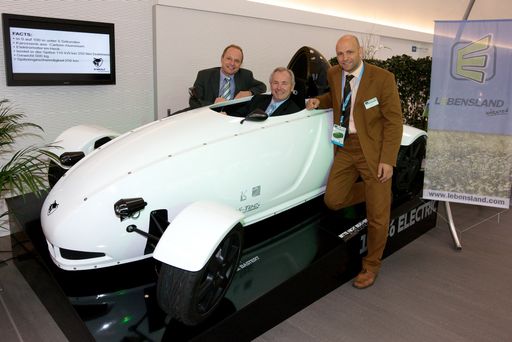 Projektverantwortlicher Dr. Albert Kreiner, Schirmherr des NEW MOBILITY FORUM LH Gerhard Dörfler und Projektleiter Gerald Miklin mit dem e-Wolf e1 (v.l.)