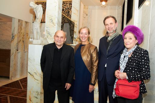 http://www.apa-fotoservice.at/galerie/2407
Im Bild v.l.n.r Oswald Oberhuber (Künstler), Agnes Husslein-Arco (Belvedere-Direktorin), Alfred Weidinger (Kurator der Ausstellung), Aude Stoclet (Leihgeberin) auf den Stufen des nachgebildeten Eingangsbereichs des Palais Stoclet