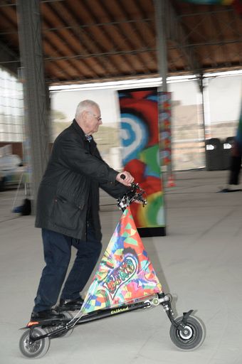 Prof. Peter Kotauczek, BEKO Gründer und Spazierschweber der Nation(R) schwebt mit einem Deko-E-Trikke durch die Rinderhalle in Neu Marx (beko/(C)vipm)