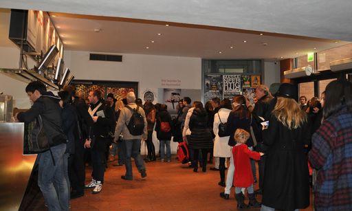 Vorschau Bild von Besucherandrang in der Kunsthalle Wien
Verwendung des Bildmaterials, honorarfrei ausschließlich in Zusammenhang mit der Ausstellung "Le Surréalisme, c'est moi!" (22.6.-23.10.2011) in der Kunsthalle Wien sowie unter Angabe der angeführten Copyrights!