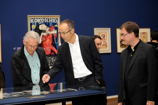 http://www.apa-fotoservice.at/galerie/2405/
Leopold Museum Direktor Dr. Tobias G. Natter, und Dr.
Diethard Leopold, Kurator der Schiele Ausstellung führten Ed Ruscha
persönlich durch die Schiele Schau. v.l.n.r.: Ed Ruscha, Dr. Tobias
G. Natter, Dr. Diethard Leopold