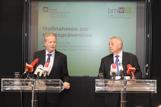 Mitterlehner und Hundstorfer präsentieren Maßnahmen zur Krisenprävention