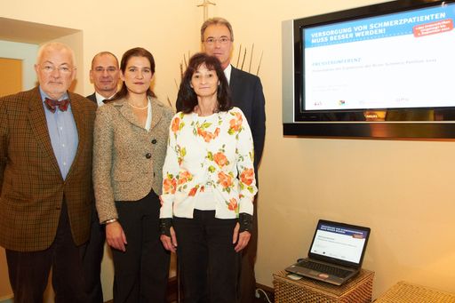 http://www.apa-fotoservice.at/galerie/2417/
Im Bild v.l.n.r. Prim. Univ.-Prof. Dr. Wilfried Ilias (Präsident past, Österreichische Schmerzgesellschaft (ÖSG)), Mag. Hanns Kratzer (Geschäftsführer Peri Consulting, Moderation), Prim. Univ.-Doz. Dr. Sibylle Kozek-Langenecker (Präsidentin Österreichische Gesellschaft für Anästhesiologie, Reanimation und Intensivmedizin (ÖGARI)), Sabine Waste (Gründerin help 4 you company, Hilfestellung für Mitmenschen mit neuropathischen Schmerzen) und Univ.-Prof. Dr. Herbert Watzke (Präsident Österreichische Palliativ-Gesellschaft (OPG))