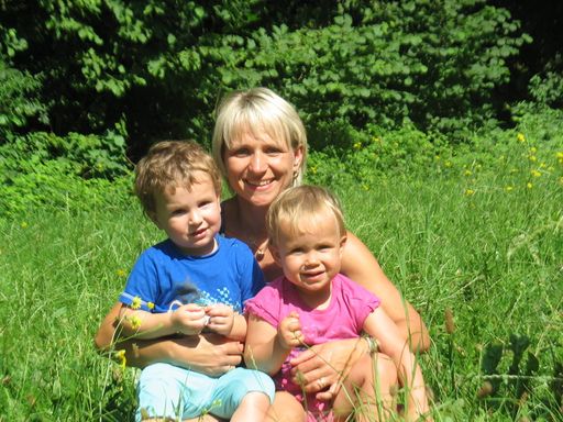 Hilfswerk-Tagesmutter Hermine Kain aus Neulengbach mit ihren beiden Schützlingen Leonard und Sarah-Christina