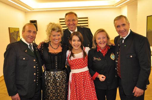 Gruppenbild nach Premiere mit den Stoakoglern -
Von links nach rechts: Reinhold Willingshofer, Regina Engel, Fritz Willingshofer (2. Reihe), Vanessa Glück, Hanneliese Kreißl-Wurth, Hans Willingshofer