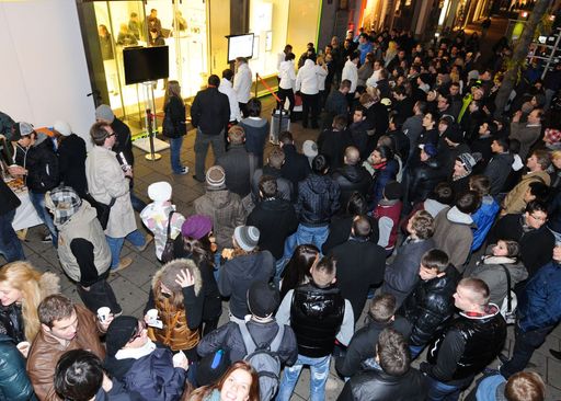 Großer Ansturm - mehr als 300 iPhone Fans kamen zum A1 Shop in der Wiener Mariahilferstrasse