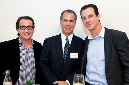  http://www.apa-fotoservice.at/galerie/2411/
Im Bild v.l.n.r.: Leopold Schödl (Raum Real), Kommerzialrat Mag. Ernst Kreihsler (CPI-Immobilien AG), Christian Koch (OVB)