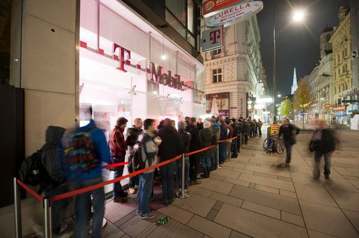 Hunderte Fans stellten sich beim Frühverkauf von T-Mobile an, um das begehrte iPhone 4S in Händen zu halten.