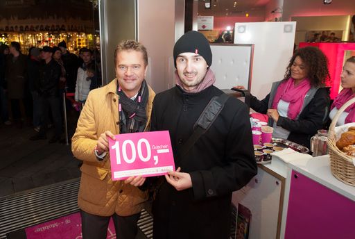 Vorschau Bild von Stefan Gubi, Geschäftsführer Vertrieb und Service T-Mobile, übergab um 6:10 Uhr an Gregor R. (rechts) das erste iPhone 4S beim Frühverkauf von T-Mobile.