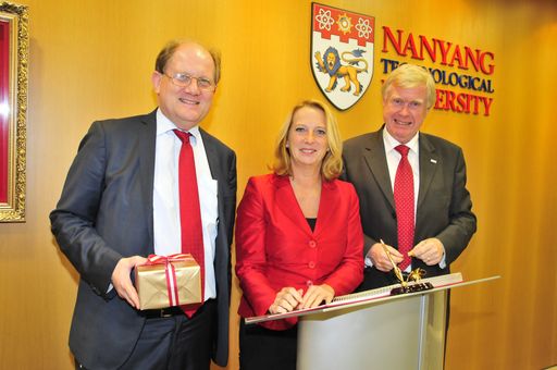 NTU-Rektor Bertil Andersson, Infrastrukturministerin Doris Bures und Wolfgang Knoll, wissenschaftlicher Geschäftsführer des Austrian Institute of Technology