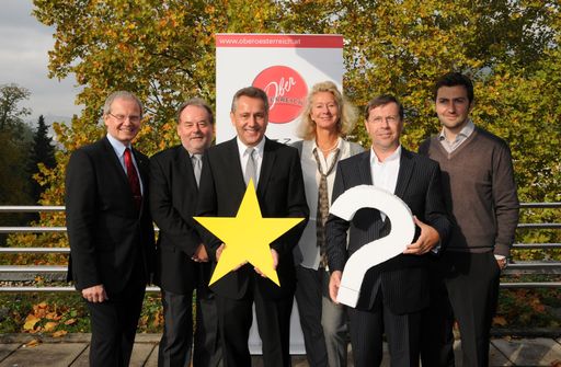 v.l.n.r.: Mag. Karl Pramendorfer, Vorstand OÖ. Tourismus und Vizerektor Dr. Friedrich Roithmayr, Johannes Kepler Universität Linz, mit den Vortragenden KommR Karl Weixelbaumer, Prof. Birgit Mager, Kurt Steindl, MBA und Georg Ziegler.