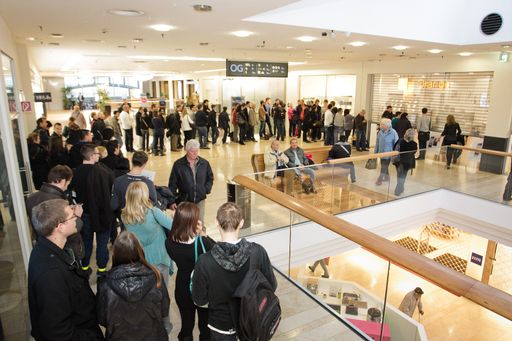  Warteschlange vor Orangeshop