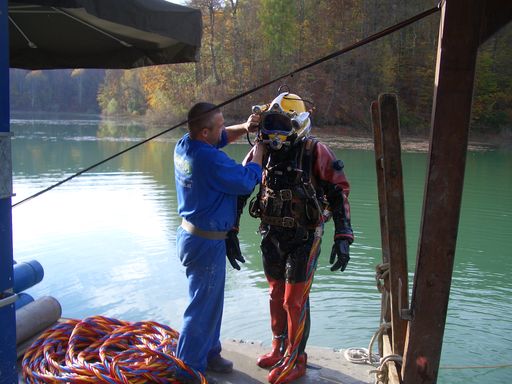  Die Taucher treffen die letzten Vorbereitungen für die Unterwasserarbeiten.