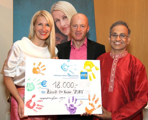 EUR 18.000,-- erbrachte die Charity "Der Krallerhof hilft indischen Kindern" mit Ö3 Star Claudia Stöckl. Im Bild (von links nach rechts): Ö3 Lady Claudia Stöckl mit dem Spendenscheck über EUR 18.000,-- für ZUKI (Zukunft für Kinder), Krallerhof-Chef Gerhard Altenberger und der indische Ayurveda-Arzt Dr. Basavapatna Ramaiah RAMAKRISHNA.