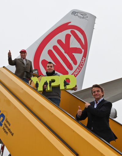  Von oben nach unten: Niki Lauda, Markus Lang und Hannes Jagerhofer
Auf der Karriereleiter mit YPD steil nach oben. Markus Lang ist einer von über tausend motivierten YPDlern, der es geschafft hat, dank der YPD-Challenge in einem von Österreichs Top-Unternehmen aus Wirtschaft und Industrie Fuß zu fassen.