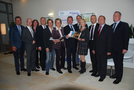 Vorschau Bild von KommR. Rudolf Demschner, Dipl. Sportwiss. Sven Huckenbeck, Dr. med. Manuela Angerer, Bgm. Ing. Manfred Fass, Serge Falck, LR Dr. Petra Bohuslav, LR Mag. Karl Wilfing, Dr. med. Alexander Witasek, Lena Reichmuth, Michael Hudritsch, MBA, LAbg. Vize-Bgm. Hermann Findeis, KommR. Ing. Raimund Kveton