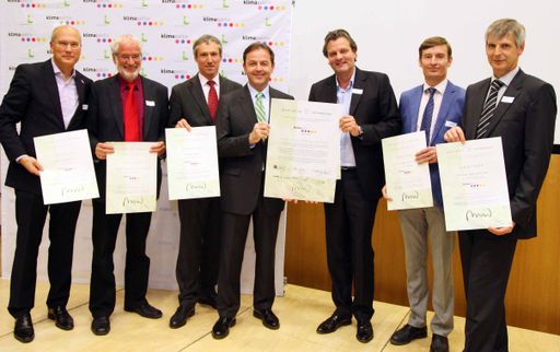 Vertreter von sechs großen Unternehmen unterzeichneten gestern in Wien den durch das Lebensministerium initiierten "klima:aktiv pakt2020" - den Klimapakt für Großbetriebe (v. l.): Frank Hensel (Vorstandsvorsitzender REWE International AG), Hans Kreuzeder (Direktor Caritasverband der Erzdiözese Salzburg), Gerhard Schuster (Geschäftsführer BUWOG Gruppe), Pakt-Initiator Umweltminister Niki Berlakovich, Andreas Schwerla (Managing Director McDonald's Franchise GmbH), Herbert Schlossnikl (Vorstand Vöslauer Mineralwasser AG) und Anton Kolarik (Ressortleiter Identity & Communications UniCredit Bank Austria AG).