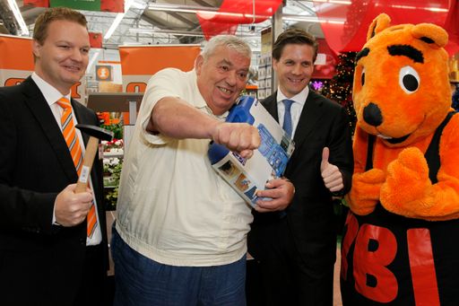  Eröffnung OBI Heimwerkermarkt Graz-Ost: Promi Heimwerker-Team Otto Wanz gewinnt einen OBI Werkzeugkoffer.