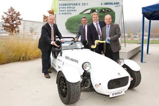 Vorschau Bild von Der Eröffnungstag des NEW MOBILITY FORUM 2011 mit LH Gerhard Dörfler, Bürgermeister Gerhard Mock, Keynote Lars Thomsen, Dr. Albert Kreiner und dem e-Wolf Alpha Roadster (v.l.).
