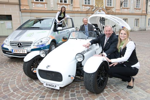 Landeshauptmann Gerhard Dörfler und Dr. Albert Kreiner mit dem e-Wolf Alpha Roadster und dem Mercedes E-Cell vor dem Rathaus St. Veit an der Glan.