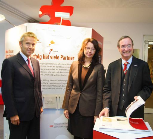  http://www.apa-fotoservice.at/galerie/2433
Infobox der ADA in der WKO. v.l.n.r.: Dr. Reinhold Lopatka (Leiter Netzwerk Projekte International, Außenwirtschaft Österreich), Mag Brigitte Öppinger-Walchshofer (GF ADA), Dr. Christoph Leitl (Präsident WKO).