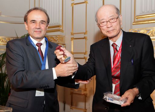  Univ. Prof. Dr. Nikolai Korpan (L) erhält nach erfolgter Wahl zum Präsidenten der Internationalen Gesellschaft der Kryochirurgie von seinem Vorgänger Dr.Sajio Sumida (R) das Siegel der Gesellschaft überreicht.