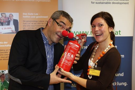 v.l.n.r.: Robert Slameczka (Noris Feuerschutzgeräte) & Stefanie Gründl (Rote Nasen).