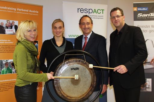Vorschau Bild von v.l.n.r.: Sylvia Bierbaumer (BMASK), Daniela Knieling (respACT), Günther Lutschinger (Fundraising Verband Austria) & Peter Wimberger (WimTec).
