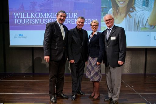 Hohe Anerkennung für die Entwicklung von Linz zollten profilierte Referenten aus Journalismus, Reisebranche und Politik der Stadt Linz und der Arbeit des Linzer Tourismusverbandes. v.l.n.r.: Georg Steiner, Tourismusdirektor Linz; Vbgm. Dr. Erich Watzl, Kultur- und Tourismusreferent der Stadt Linz; Jitka Zikmundova MBA, Vizebürgermeisterin der Stadt Cesky Krumlov; KR Manfred Grubauer, Vorsitzender Tourismusverband Linz