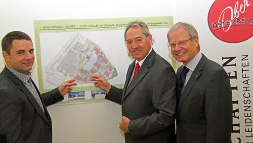 Peter Gruber stellt die Pläne des neuen Natur- und Vitalhotel Inn's Holz vor. Im Bild v.l.n.r.: Peter Gruber, LR Viktor Sigl, Mag. Karl Pramendorfer