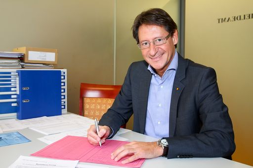 BZÖ-Chef Klubobmann Josef Bucher hat heute das Bildungsvolksbegehren in seiner Heimatstadt Friesach unterschrieben. "Ich unterstütze nicht alle Punkte des Volksbegehrens, aber es ist wichtig, dass der nötige Druck für einen Reformschub im Bildungsbereich erzeugt wird, wenn sich schon SPÖ und ÖVP in der Regierung hier gegenseitig blockieren. Deshalb unterschreibe ich als Privatmann dieses Volksbegehren, denn Bildung braucht Zukunft; das sind wir unseren Kindern schuldig!