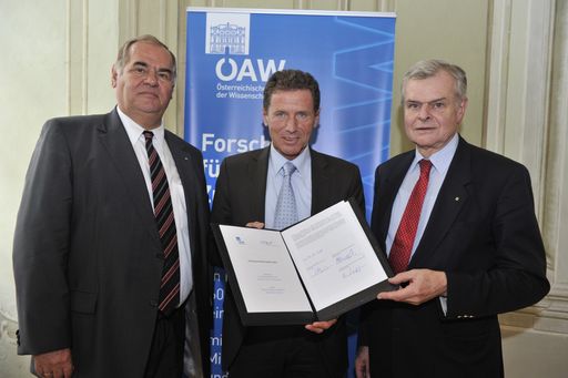 BM Karlheinz Töchterle (Mitte), ÖAW-Präsident Helmut Denk (re.) und ÖAW-Vizepräsident Arnold Suppan (li.) nach der Unterzeichnung der Leistungsvereinbarung.