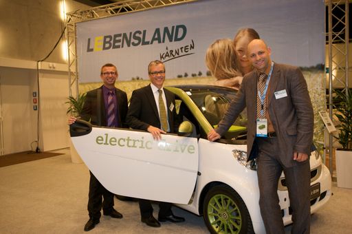 Vorschau Bild von Die Referenten DI Roman Bartha (Austrian Mobile Power) und Stefan Zisler (Vattenfall Innovation) mit Gerald Miklin (Projektleiter Lebensland Kärnten) und dem Smart electric drive (v.l.)