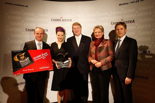 - Am Freitagabend (4. November) wurde im Studio 44 in Wien der Literaturpreis Alpha 2011 an die 34-jährige Autorin Anna-Elisabeth Mayer für ihr Werk "Fliegengewicht" verliehen.