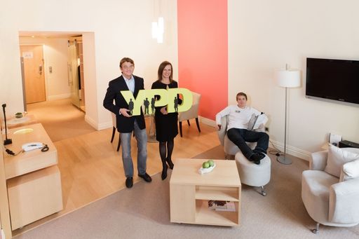  Tausche Studentenbude gegen Luxus-Suite - Hannes Jagerhofer, Initiator der YPD-Challenge, mit Gabriela Benz, General Manager Le Meridien Vienna und Daniel Kubera, YPD-Finalist 2011