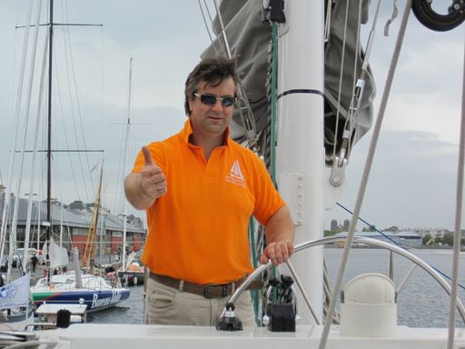 Wolfgang Michael Arthur GUELFENBURG an deck des Katamarans.