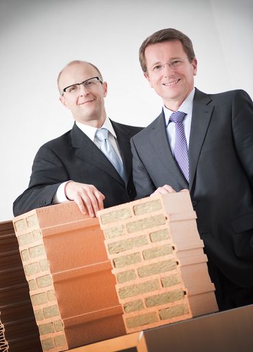 Solides Team für Wienerberger Ziegel - Gerhard Staudinger (links) kümmert sich künftig verstärkt um den Vertrieb, Reinhard Böcskör (rechts) hat die Marketing-Leitung übernommen.