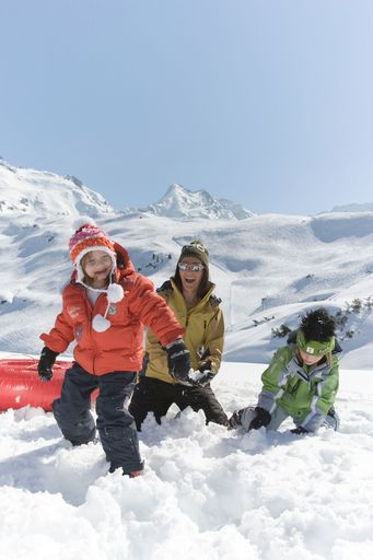 Weiß glitzern die Berge im Brandnertal und Klostertal rund um die Alpenstadt Bludenz im Süden Vorarlbergs. Der Winter hat sich angekündigt und die Skifahrer können es kaum noch erwarten bis sie die ersten Schwünge ziehen.