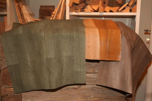 Vorschau Bild von Das Nanai Lachsleder der deutschen Firma Salmo Leather GmbH wird 100 % chromfrei gegerbt und auf vegetabiler Basis gefärbt. Das hat auch Christian Friedl von Friedl Living in Erpfendorf bei Kitzbühel überzeugt.