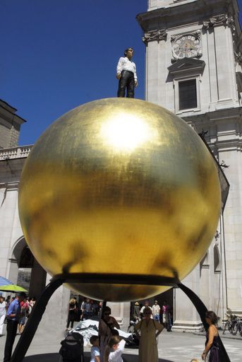 Das bekannteste der Salzburg Foundation Kunstwerke: Die "Sphaera" am Kapitelplatz von Stephan Balkenhol.