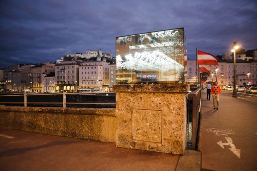 Vorschau Bild von Eines der drei Abschlussprojekte aus 2011: "Beyond Recall" an der Staatsbrücke von Brigitte Kowanz.