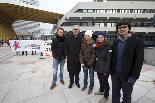 im Bild v.l.n.r.: Julius Schumann, Harald Krassnitzer, Johanna Zauner, Nora Kleibel, Clemens Öllinger-Guptara